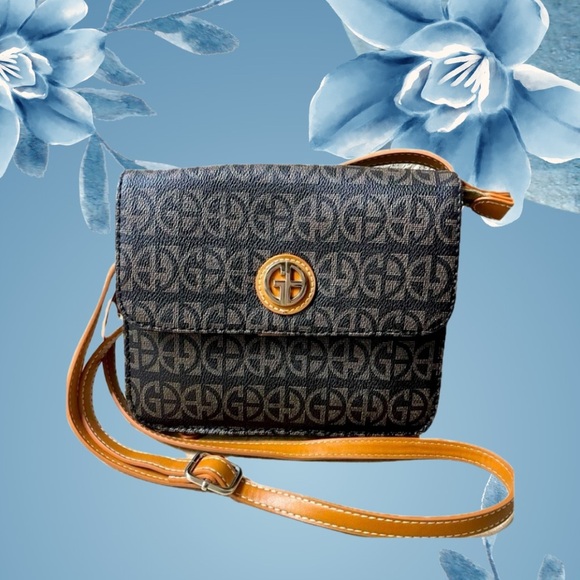 Giani Bernini Block Signature Crossbody Organizer - Picture 2 of 9